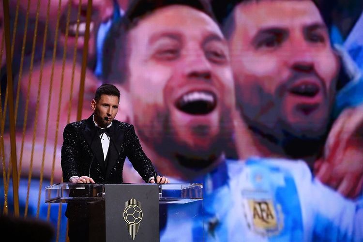 Penyerang Paris Saint-Germain (PSG) Lionel Messi memberikan pidato setelah dianugerahi penghargaan Ballon d'Or pada upacara penghargaan Ballon d'Or France Football 2021 di Theatre du Chatelet di Paris pada 29 November 2021.