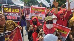 Tuntut Pembebasan Toni Aji Anggoro, Massa Blokir Jalan dan Goyang Pagar PN Medan