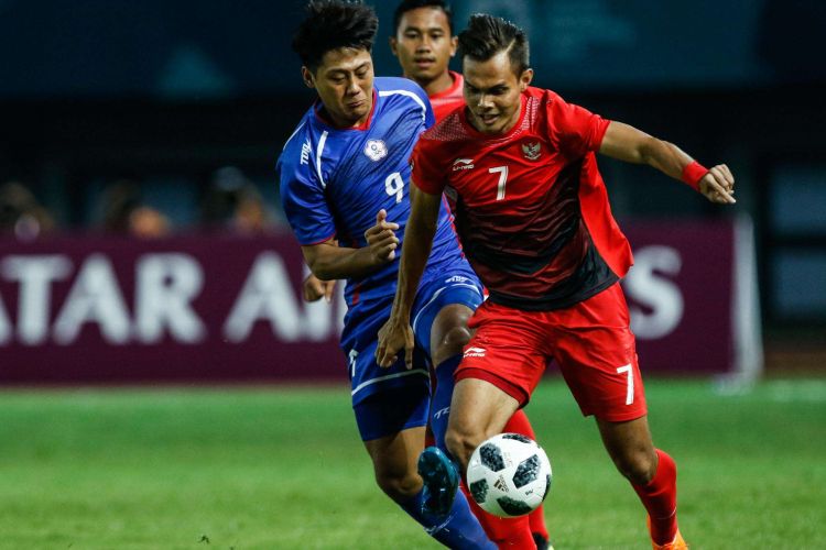 Pesepak bola Indonesia Rezaldi Hehanussa berebut bola dengan pesepak bola Chinese pada pertandingan Grup A Asian Games ke-18 di Stadion Patriot, Bekasi Minggu (12/8/2018). Timnas Indonesia menang dengan skor 4-0.