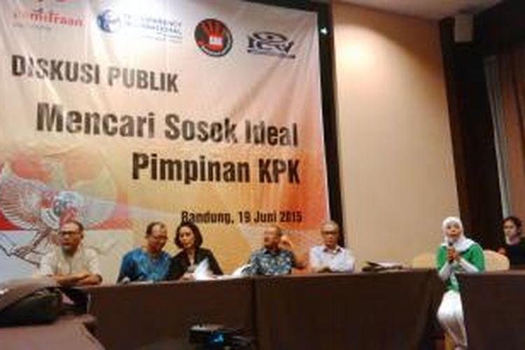 Anggota panitia seleksi calon pimpinan KPK Yenti Ganarsih (perempuan berbaju hitam) menjadi narasumber dalam diskusi mencari sosok ideal pimpinan KPK di Bandung, Jumat, (19/6/2015). 