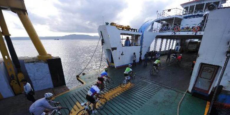 Ilustrasi: Para pebalap memasuki kapal feri untuk melanjutkan ajang Speedy Tour dIndonesia 2011 etape IX Gilimanuk - Kintamani di Pelabuhan Ketapang, Kabupaten Banyuwangi, Jawa Timur, Selasa (11/10/2011).  