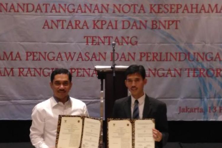 Ketua KPAI Asrorun Niam Sholeh dan Kepala BNPT Komjen Suhardi Alius melakukan penandatanganan kerjasama di Hotel Aryaduta, Jakarta, Senin (13/2/2017)