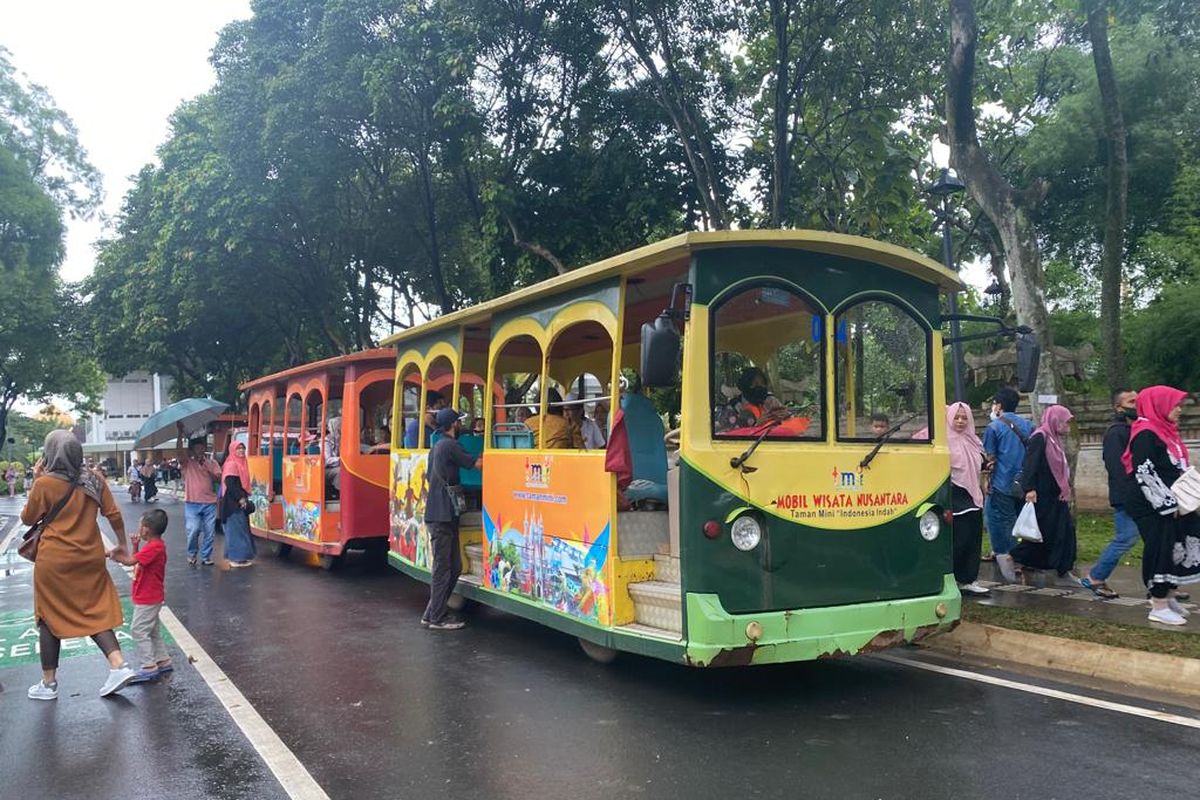 Layanan bus listrik di Taman Mini Indonesia Indah (TMII). 
