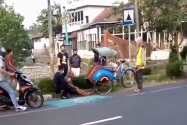 Warga menghibur Suroto, pengayuh becak yang kehilangan uang.