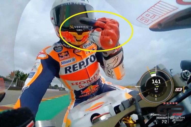 Marc Marquez mengacungkan jari tengah kepada Honda RC213V yang membuatnya hampir terjatuh pada MotoGP Jerman 2023