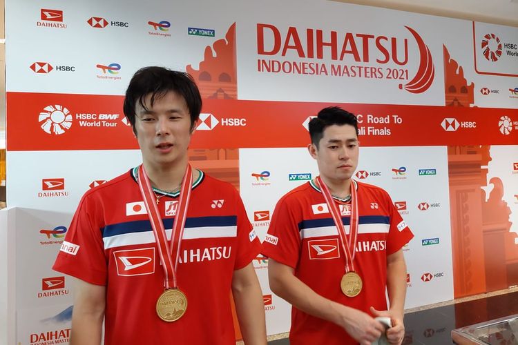 Takuro Hoki/Yugo Kobayashi usai mengalahkan Marcus/Kevin di final Indonesia Masters 2021 di Bali International Convention Centre, Minggu (21/11/2021). 