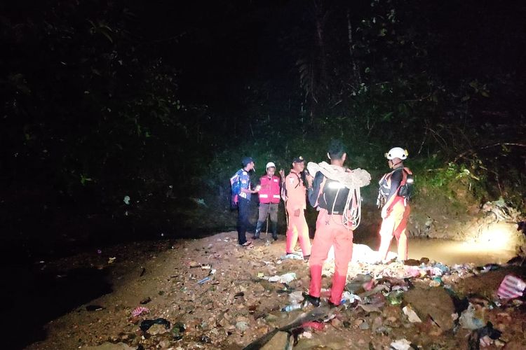 Tim SAR gabungan bersama warga mencari seorang bocah 6 tahun yang hilang terseret di sungai Air Kuning, desa Batu Merah, kecamatan Sirimau, Ambon, Selasa malam (18/10/2022)