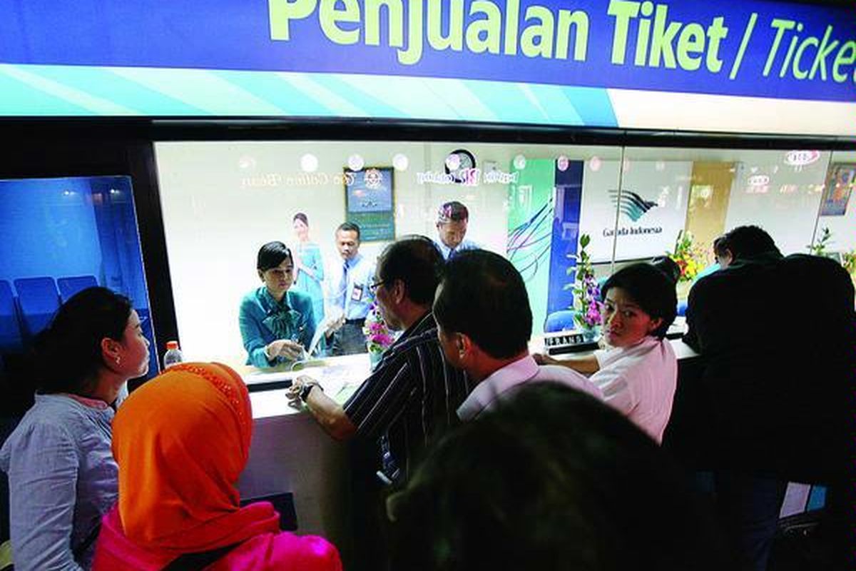 Sejumlah calon penumpang mendatangi loket penjualan tiket Garuda di Bandara Soekarno-Hatta, Cengkareng, Banten, Selasa (23/11). Manajemen Garuda berjanji memberikan penggantian tiket sebanyak dua kali lipat kepada penumpang yang batal berangkat.
