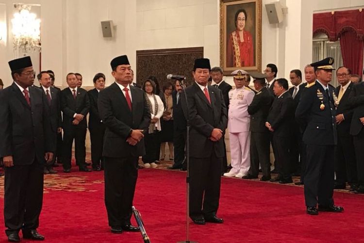 (Dari kiri ke kanan) Idrus Marham, Jenderal TNI (purn) Moeldoko, Agum Gumelar dan Marsekal Madya TNI Yuyu Sutisna saat pelantikan di Istana Negara, Jakarta, Rabu (17/1/2018).