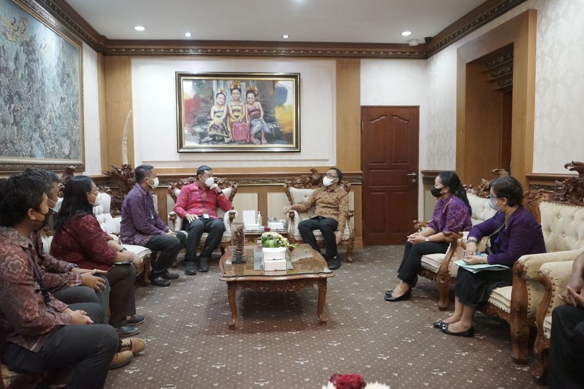 Walikota Denpasar Jaya Negera saat menerima audensi dari Manajer UP3 Bali Selatan, Bobby Cristya Surya didampingi Assistant Manager Bagian Pemasaran dan Pelayanan & Pelanggan I Wayan Eka Susana beserta jajarannya di kantor Pemerintah Kota Denpasar pada Selasa (12/4/2022)/ Dok. Humas Pemkot Kota Denpasar