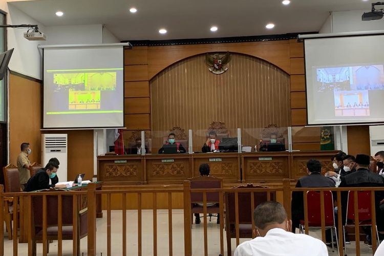 Jaksa Penuntut Umum (JPU) membacakan surat dakwaan untuk Briptu Fikri Ramadhan, terdakwa kasus dugaan tindak pidana tindak pidana pembunuhan (unlawful killing)terhadap empat laskar Front Pembela Islam (FPI) di KM 50 Tol Jakarta-Cikampek ke Pengadilan Negeri Jakarta Selatan, Senin (18/10/2021). 