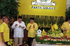 Prabowo Dapat Potongan Tumpeng Pertama dari Akbar Tandjung di Syukuran HUT Ke-59 Golkar