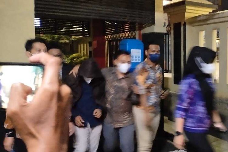 Dosen Unsri berinisial R ditahan Polda Sumatera Selatan, Jumat (10/12/2021).