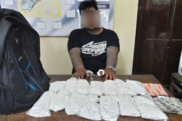 Pelaku YAP (35) dan barang bukti 14.000 butir pil Yarindo yang diamankan Polres Magelang, Minggu (22/4/2018).
