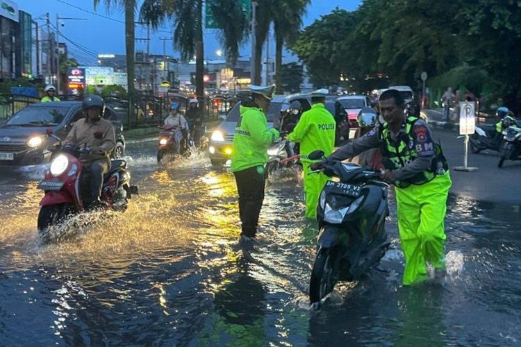 Arus Lalu Lintas Macet Akibat Banjir di Pekanbaru, Polisi Bantu Warga Dorong Motor Mogok