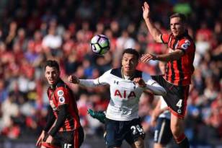 Gelandang Tottenham Hotspur, Dele Alli, diapit oleh dua pemain AFC Bournemouth, yakni Adam Smith (kiri) dan Dan Gosling, dalam laga Premier League di Stadion Vitality, Sabtu (22/10/2016).