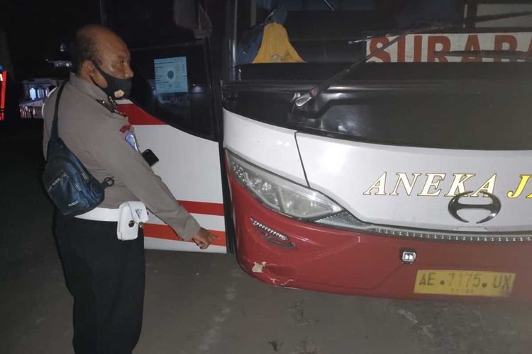 Polisi menunjukkan bagian Bus Aneka Jaya yang menubruk pemotor, Jumat (4/6/2021). 