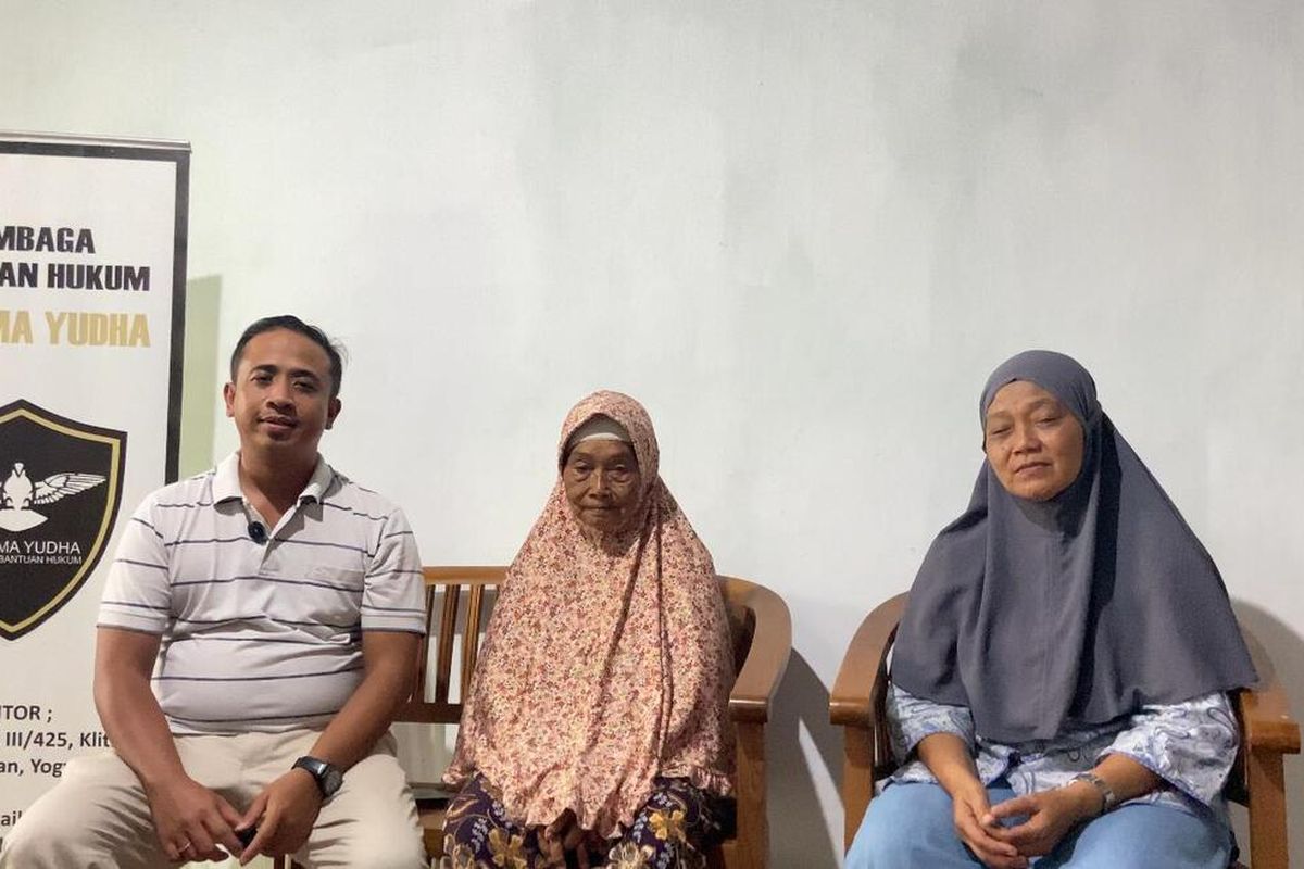 Kuasa Hukum Sri Panuntun, Chrisna Harimurti, Sumirah, dan anaknya, Sri Panuntun.