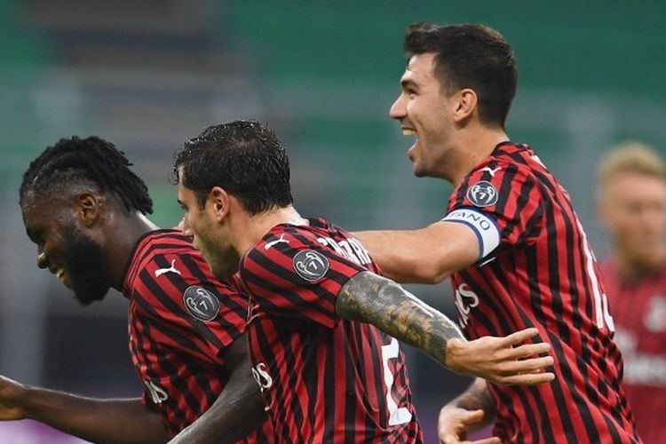 Franck Kessie, Davide Calabria, dan Alessio Romagnoli merayakan gol dalam laga AC Milan vs Parma pada lanjutan pekan ke-33 Liga Italia 2019-2020 yang dlangsungkan di Stadion San Siro, Kamis (16/7/2020) dini hari WIB.