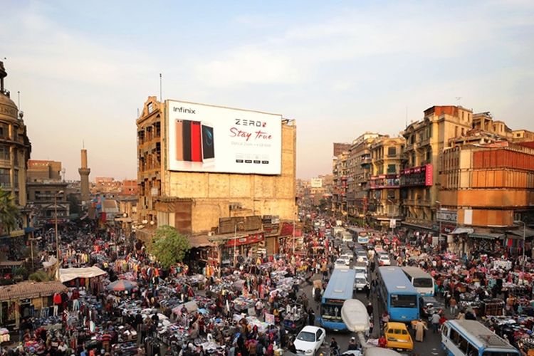 Gambar ini diambil pada 12 Desember 2017 menunjukkan kepadatan penduduk di distrik Al Attaba, di ujung pusat kota Kairo, Mesir. (AFP/Mohamed El Shahed)
