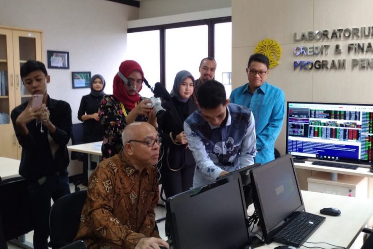 Peresmian Galeri dan Laboratorium BEI dilakukan oleh Direktur Perdagangan dan Pengaturan BEI Laksono Widito, Direktur PT Indo Premier Sekuritas Alex Widi Kristiono, serta Wakil Direktur Bidang Sumber Daya, Ventura, Administrasi Umum Vokasi UI Antony Sihombing (5/3/2019).