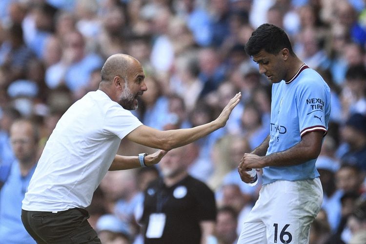 Pelatih Manchester City Pep Guardiola (kiri) berbicara dengan gelandang Rodri dalam laga Premier League melawan Bournemouth di Stadion Etihad, 13 Agustus 2022. Dini hari nanti, Rabu (10/4/2023), Man City akan bertandang ke markas Real Madrid, Stadion Santiago Bernabeu untuk melakoni laga leg pertama Liga Champions 2022-2023.