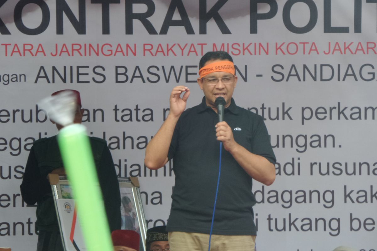 Calon gubernur DKI Jakarta Anies Baswedan saat menghadiri acara pernyataan komitmen bersama Jaringan Rakyat Miskin Kota (JRMK) di Ancol, Jakarta Utara, Sabtu (8/4/2017).