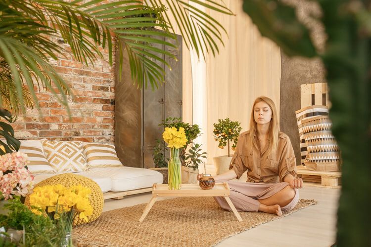 Meditasi di pagi hari dapat mengurangi potensi stres seharian penuh.