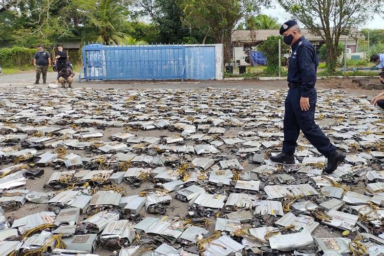 Ribuan CPU yang disita kepolisian Miri, Serawak, Malaysia rata dengan tanah setelah dihancurkan dengan alat berat.