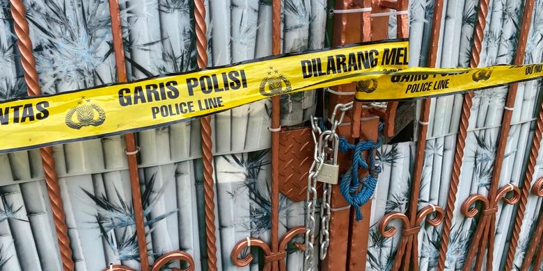 Suasana tempat kejadian perkara (TKP) di kawasan Kalideres, Jakarta Barat, rumah tewasnya satu keluarga yang masih menjadi teka-teki. Rumah tampak sepi karena telah dipasangi garis polisi serta dirantai, dan digembok. 