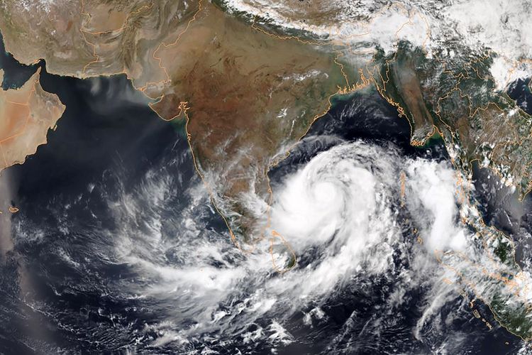Citra satelit pada 1 Mei 2019 memperlihatkan Topan Fani menuju Teluk Bengal, India.