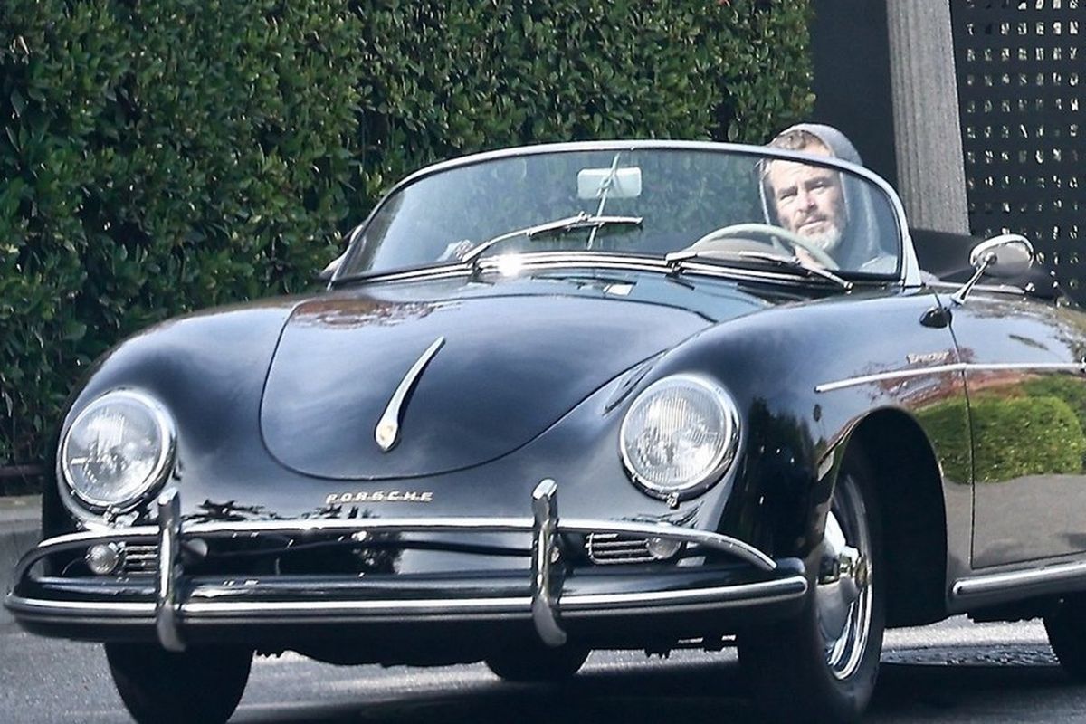 Chris Pine dengan Porsche-nya