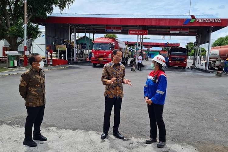 Presiden Jokowi bersama Supervisor Receiving, Storage, and Distribution Region V Pertamina Ani Kurniawati di TBBM Sanggaran, Bali. 