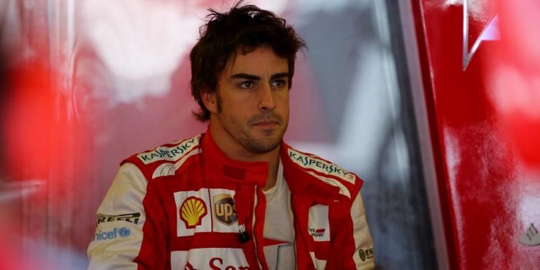 Pebalap Ferrar/i asal Spanyol, Fernando Alonso berdiri di pit saat sesi latihan bebas tiga GP Abu Dhabi di Sirkuit Yas Marina, Sabtu (2/11/2013). Fernando Alonso, yang pernah memperkuat Ferrari, akan bergabung dengan tim Aston Martin mulai F1 musim 2023.