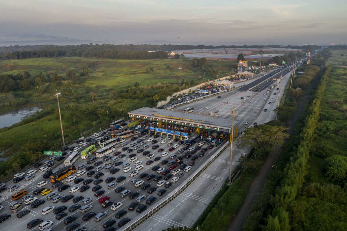 Foto udara kendaraan pemudik antre memasuki Gerbang Tol Cikampek Utama di Karawang, Jawa Barat, Jumat (6/5/2022). Polri memprediksi sebanyak 1,9 juta kendaraan akan kembali ke wilayah Jakarta, Bogor, Depok, Tangerang, dan Bekasi (Jabodetabek) pada periode arus balik Lebaran 2022.