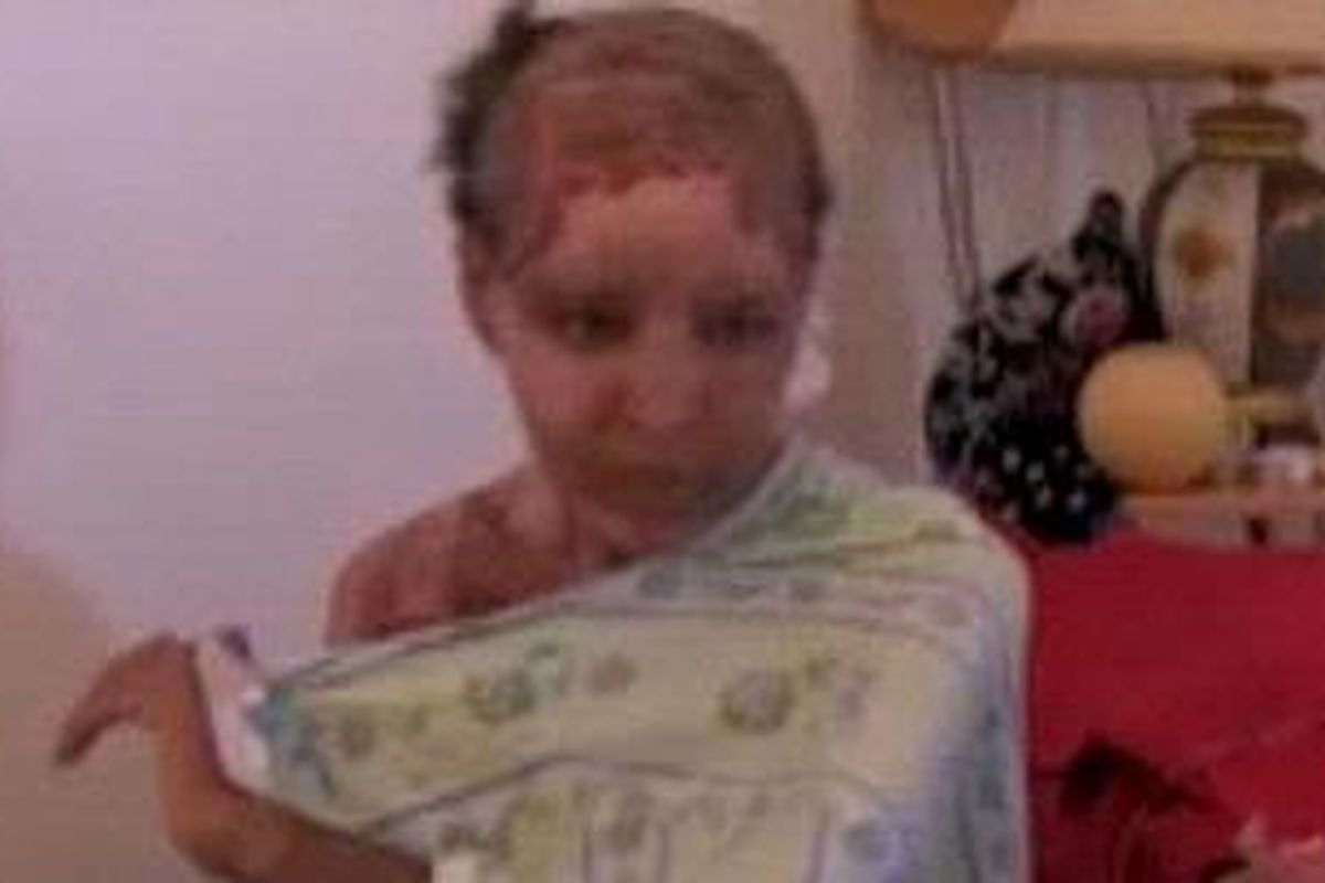 Shweyga Mullah, seorang pengasuh cucu Khadafy, mengisahkan bagaimana ia diguyur air mendidih oleh menantu perempuan Khadafy hanya karena ia menolak memukul cucu sang tiran. Sekujur tubuh Mullah kini penuh luka dan koreng.