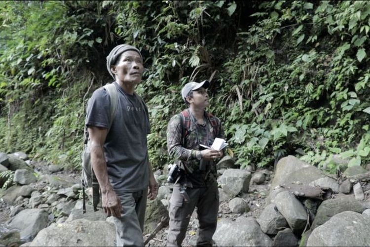 Bu Niu bersama Ganjar Cahyo Aprianto, peneliti dari organisasi konservasi Burung Indonesia sedang mengamati seriwang sangihe di Gunung Sahendaruman, Pulau Sangine.