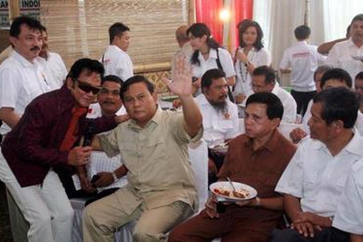 Perayaan Dua Tahun Gerindra Ketua dewan pembina partai Gerindra, Prabowo Subianto bersama simpatisan saat perayaan partai Gerindra ke dua di Jakarta, Sabtu (6/2/2010). Perayaan tersebut dilaksanakan secara tertutup dan berlangsung sederhana. 