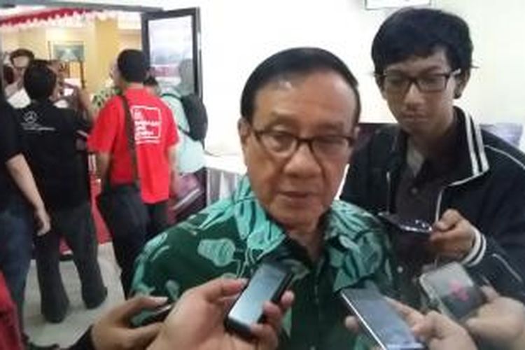 Politisi Partai Golkar Akbar Tandjung saat ditemui di Kantor Pusat PP Muhamadiyah, Jakarta, Kamis (26/3/2015).