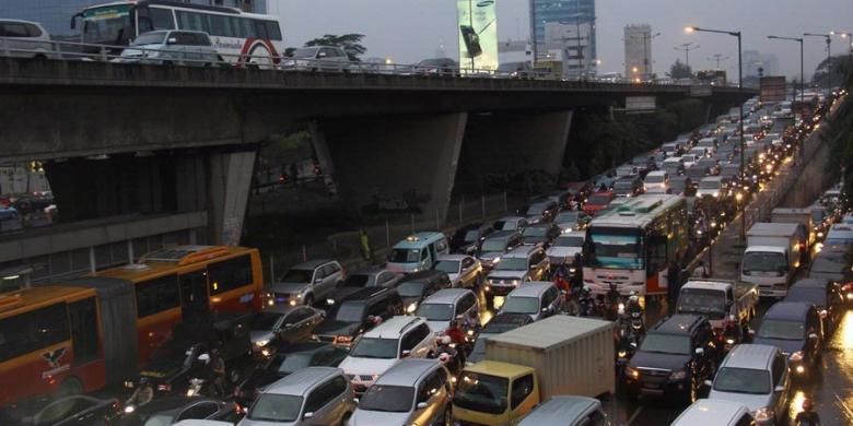 Kendaraan bermotor terjebak dalam kemacetan di Kawasan Slipi, Jakarta Pusat, Kamis (06/12/2012). Pemprov DKI Jakarta akan menerapkan konsep pembatasan kendaraan bermotor melalui metode pelat nomor genap-ganjil sebagai solusi mengatasi kemacetan di ibu kota. 