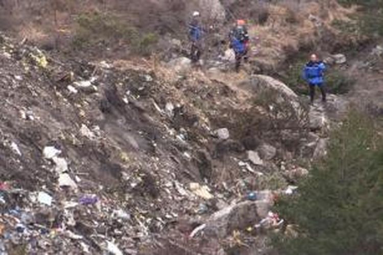 Foto yang diambil dari video AFP TV menunjukkan lokasi jatuhnya pesawat Airbus A320 milik maskapai Germanwings di kawasan pegunungan Alpen, Perancis, Selasa (24/3/2015).  Sebanyak 144 penumpang dan 6 awak menjadi korban dalam kecelakaan tersebut.