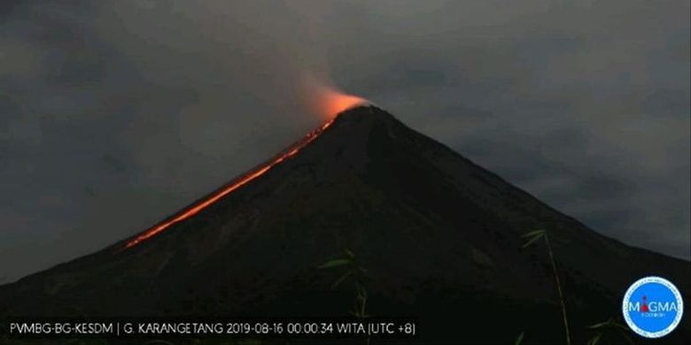 Lava keluar dari kawah Gunung Karangetang