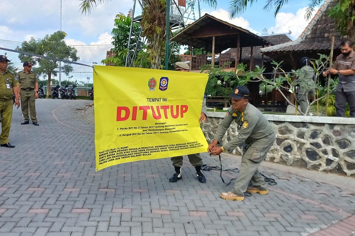 Petugas Pol PP DIY saat menyegel lapangan mini soccer di Maguwoharjo, Sleman, DIY, Kamis (22/6/2023)