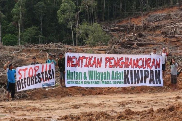 Masyarakat adat berdemo di Desa Kinipan, Kalimantan Tengah menolak konvesi hutan menjadi perkebunan sawit.