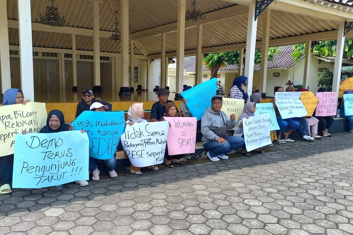 Aksi tandingan pro relokasi di pintu selatan Kantor Gubernur DIY, Rabu (11/9/2024)