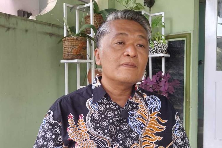 Kepala Dinas Kesehatan Kota Tasikmalaya Uus Supangat saat diwawancara wartawan soal siswa SD meninggal akibat KIPI dan DBD di kantornya, Selasa (18/1/2022).