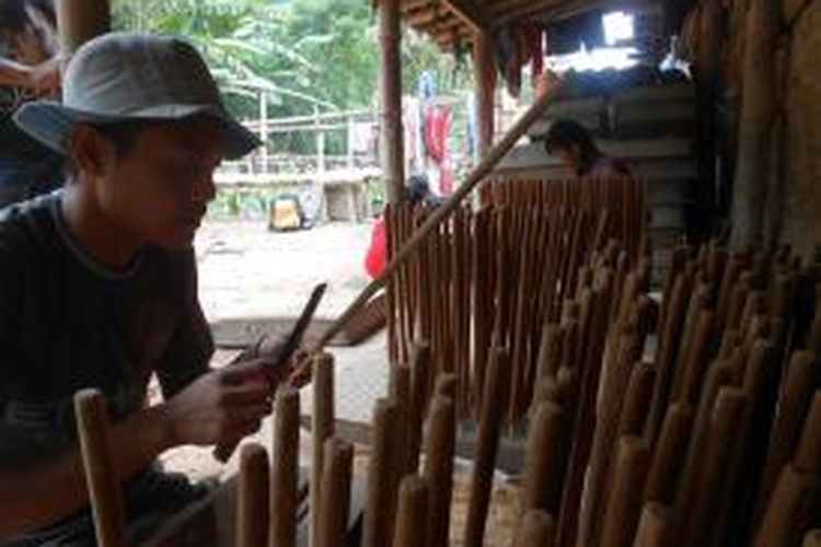 Seorang pekerja sedang membuat Samkai atau Hioswa Besar, Kamis (12/2/2015).