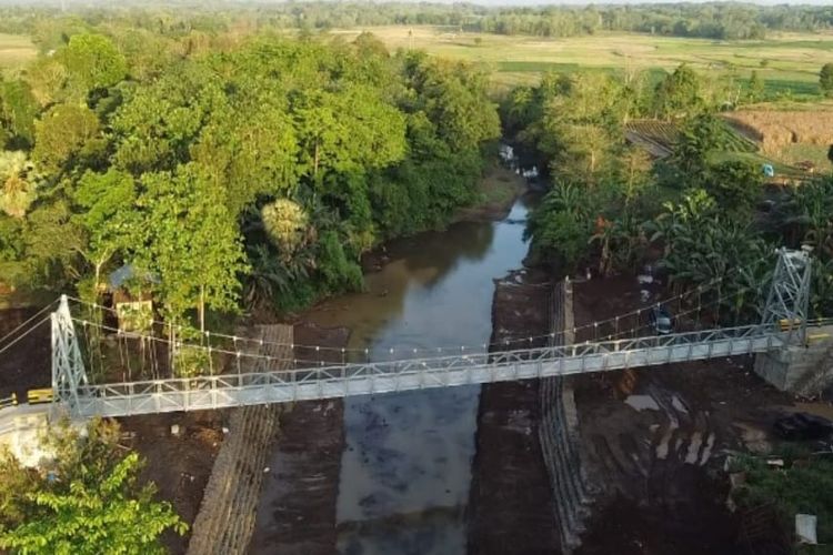 Jembatan Gantung Makammu II, berlokasi di Takalar Sulawesi Selatan dan selesai dibangun pada November 2021.
