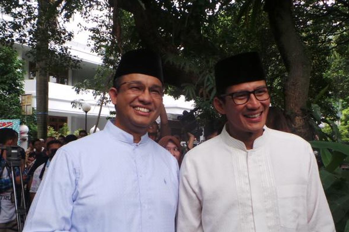 Pasangan calon gubernur-wakil gubernur nomor pemilihan tiga DKI Jakarta Anies Baswedan-Sandiaga Uno, seusai Shalat Jumat di Masjid At-Taqwa, Kebayoran Baru, Jakarta Selatan, Jumat (27/1/2017).