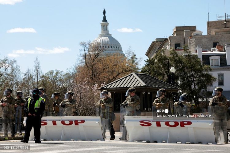 Garda Nasional berjaga-jaga setelah sebuah kendaraan menerobos barikade di dekat Gedung Capitol AS pada Jumat (2/4/2021) di Washington, DC. Gedung Capitol AS dikunci setelah seseorang dilaporkan menabrakkan kendaraan ke dua petugas polisi Capitol Hill. 